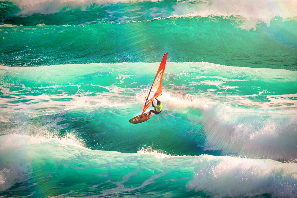 Impresionante sesión de windsurfing en la isla de Tasmania