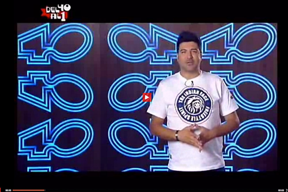 Tony Aguilar de los 40 principales con camiseta The Indian Face