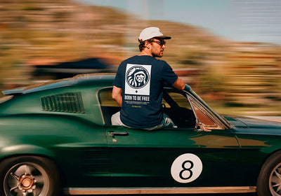 Una camiseta, un coche antiguo y la carretera por delante